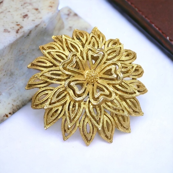 Vintage Lisner Brooch - Picture 2 of 5